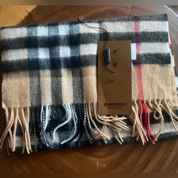Burberry scarf - Picture 1 of 3